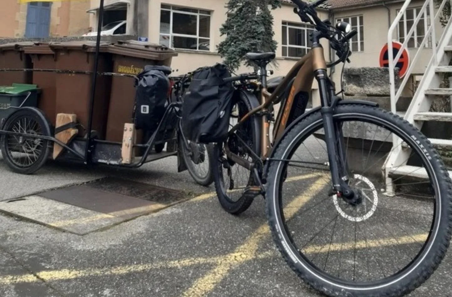 Vélo électrique et remorque adaptée